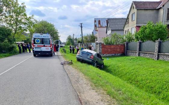 ДТП з летальним фіналом: на Мукачівщині велосипедист та водій не поділили дорогу (ФОТО)