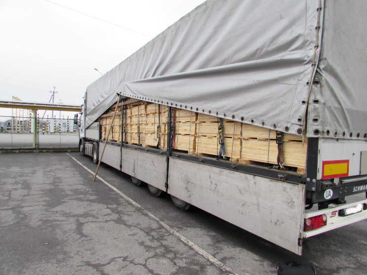 Напередодні, 14 лютого 2015 року, на митний пост «Тиса» Закарпатської митниці ДФС заїхав вантажний автомобіль «RENAULT» з напівпричепом «SCHWARZMULLE». 