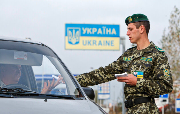 В Україні військовозобов'язаним чоловікам у віці від 18 до 60 років заборонено виїжджати за межі України. Але бувають і інші причини, через які людині можуть заборонити виїзд за кордон.