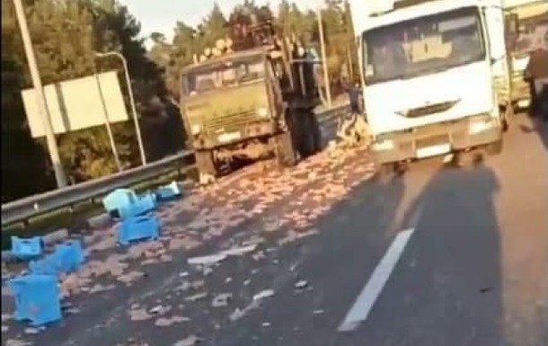 Инцидент спровоцировал огромную пробку на Житомирском шоссе. Сообщений о пострадавших не поступало.