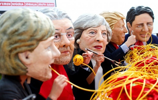 Активісти протестують проти політики G7. 

