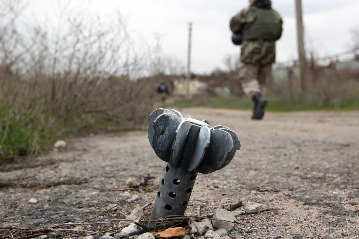 Бойовики ОРДЛО другу добу обстрілюють українські позиції та важливі об'єкти інфраструктури із забороненої зброї. 