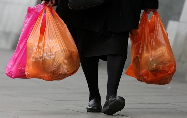 Влада країни ввела заборону на продаж одноразових пластикових пакетів після того, як 65 тисяч чоловік підписали відповідну петицію.
