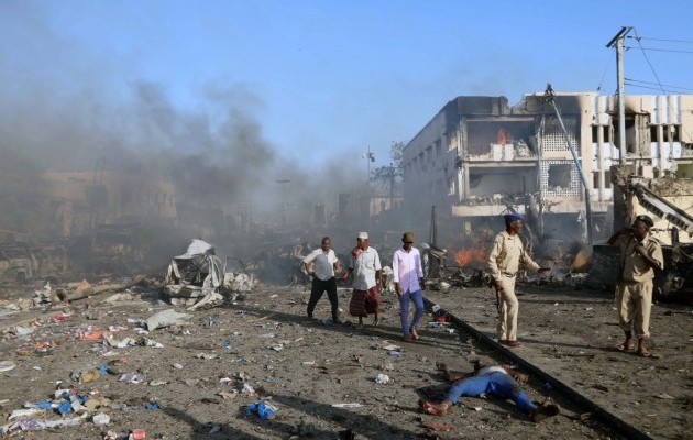 Зазначається, що напад в столиці Сомалі здійснила група терористів 