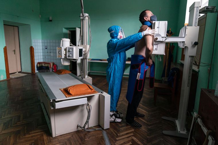 Всего с начала эпидемии заболели 13 990 жителей Ужгорода.
