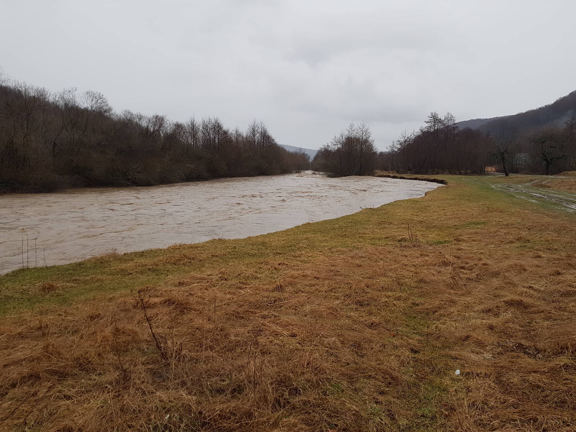 У Великоберезнянському районі піднявся рівень води річки Уж. Як видно на відео, вода підступила до берегів. 