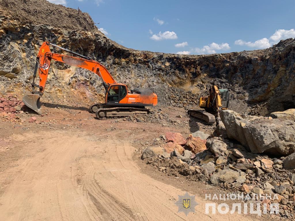 Вчера, 13 июля, сотрудники сектора защиты интересов общества и государственной полиции Закарпатья зафиксировали правонарушения, связанные с незаконной добычей камня.