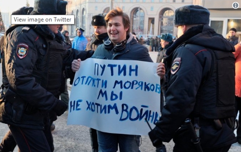 У Москві біля будівлі ФСБ на Луб'янці відбулась акція «Збори громадян, обурених діями влади». Правоохоронці затримали 12 учасників акції. 