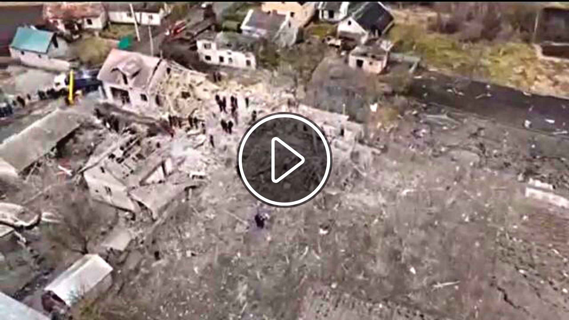 Сьогодні вночі під час масованої ракетної атаки в Україні російська ракета впала на два житлові будинки в селі Велика Вільшаниця Золочівської громади, що на Львівщині.