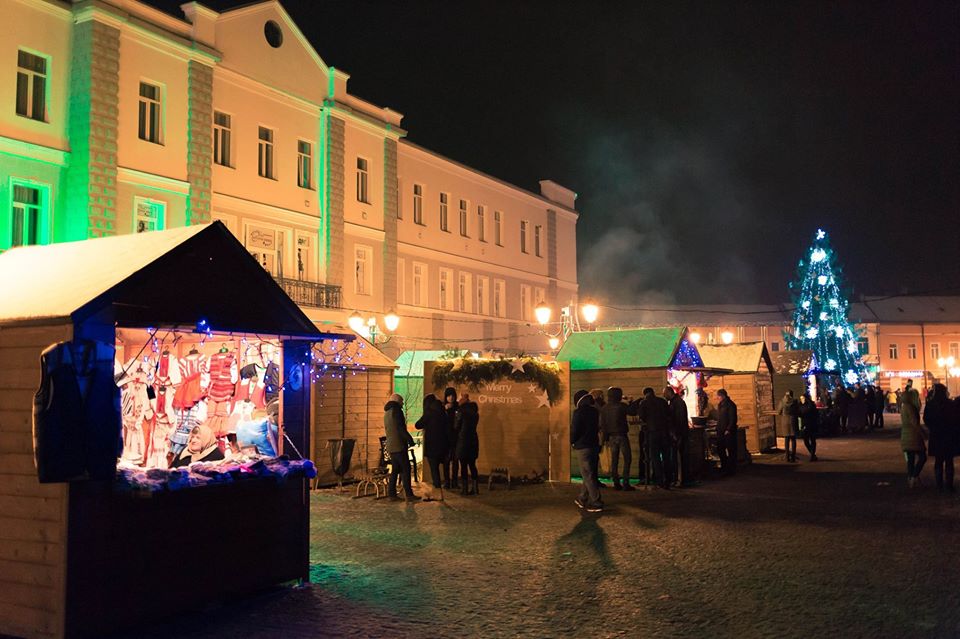 Пряний глінтвейн, святкова ілюмнація та різдвяна музика будуть на центральній площі Хуста з 10 грудня по 3 січня.
