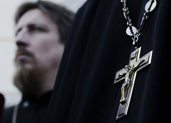 Одна из религиозных организаций обратилась в закарпатские горсовета с предложением купить чин священнослужителя за три тысячи гривен.