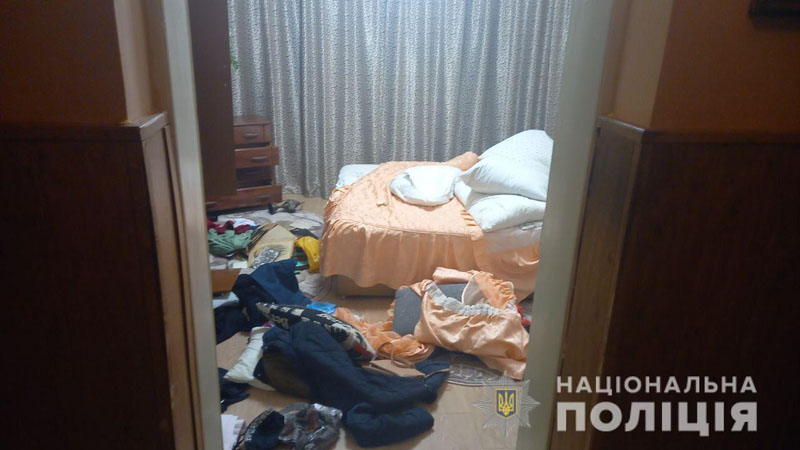 Недавно родственники 71-летней ужгородской женщины обратились в полицию. В сообщении говорится, что женщина была найдена мертвой в своем доме.