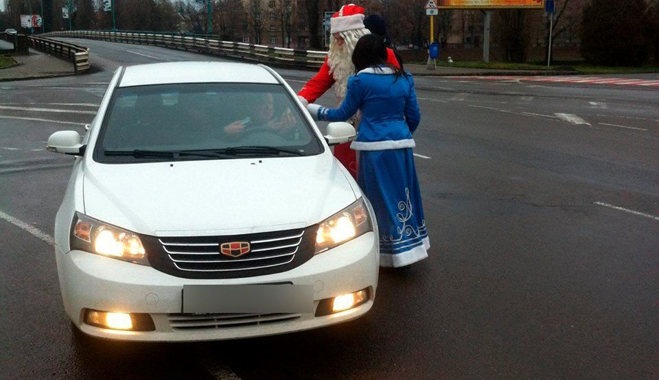 У перший день 2018 року, з самого ранку, Дід Мороз, Снігурочка та їх помічники патрульні «безпідставно» зупиняли водіїв в Ужгороді.
