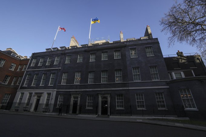 Премьер-министр Великобритании Борис Джонсон повесил флаг Украины над своей резиденцией на Даунинг-стрит в Лондоне.