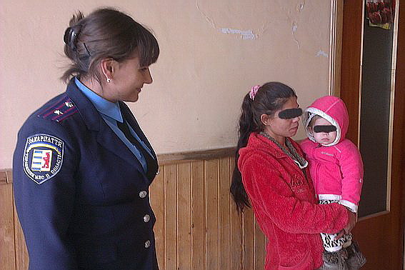 Мать использовала свою малолетнюю дочь для заработка. С ребенком на руках горе-мать выпрашивала у прохожих милостыню на проспекте Свободы в Ужгороде.

