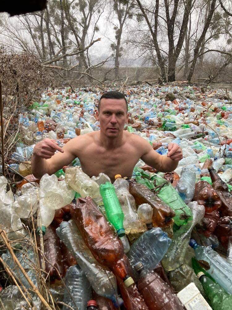 Виктор Бучинский, глава общественной организации «Цветные танки», погрузился в Боржаву уже полным мусора.  Цель состоит в том, чтобы привлечь внимание к загрязнению окружающей среды. 