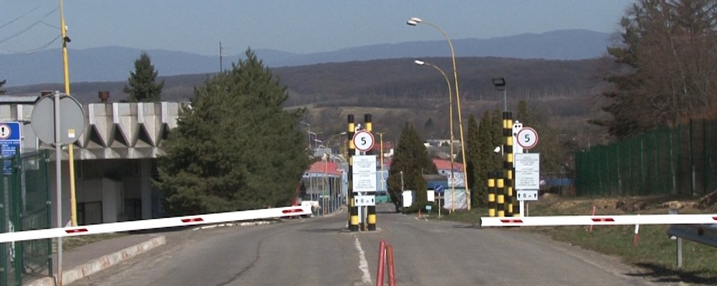 50 автомобилей и 60 пешеходов стояли в очереди на выезд из Украины перед пунктом пропуска «Ужгород», на границе со Словакией в 9 утра 6 марта.