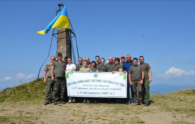 Гора Стій є найвищою вершиною Полонини Боржава – гірського масиву на Полонинському хребті  розташованого у внутрішній смузі Українських Карпат. 
