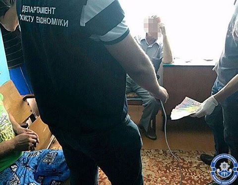 У п'ятницю, 21 липня, працівники Управління захисту економіки у Львівській області, слідчого управління обласної поліції затримали голову однієї з сільських рад у його службовому кабінеті.

