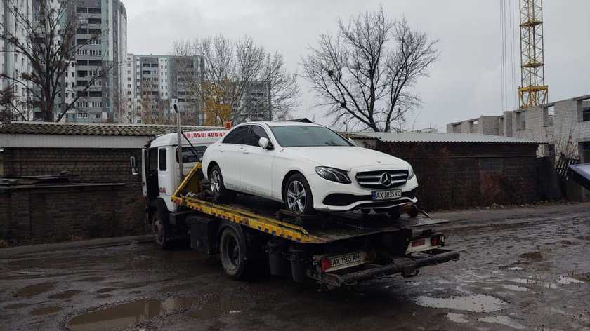 Исполнительная служба убрала Mercedes. Его владелец не платил штрафы за превышение скорости и вождение в нетрезвом виде.
