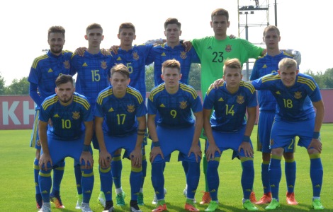 Юнацька збірна команда України, сформована з гравців 1999 року народження, розгромила однолітків з Чорногорії з рахунком 4:0 та пробилася до еліт-раунду чемпіонату Європи 2018/2019 років.

