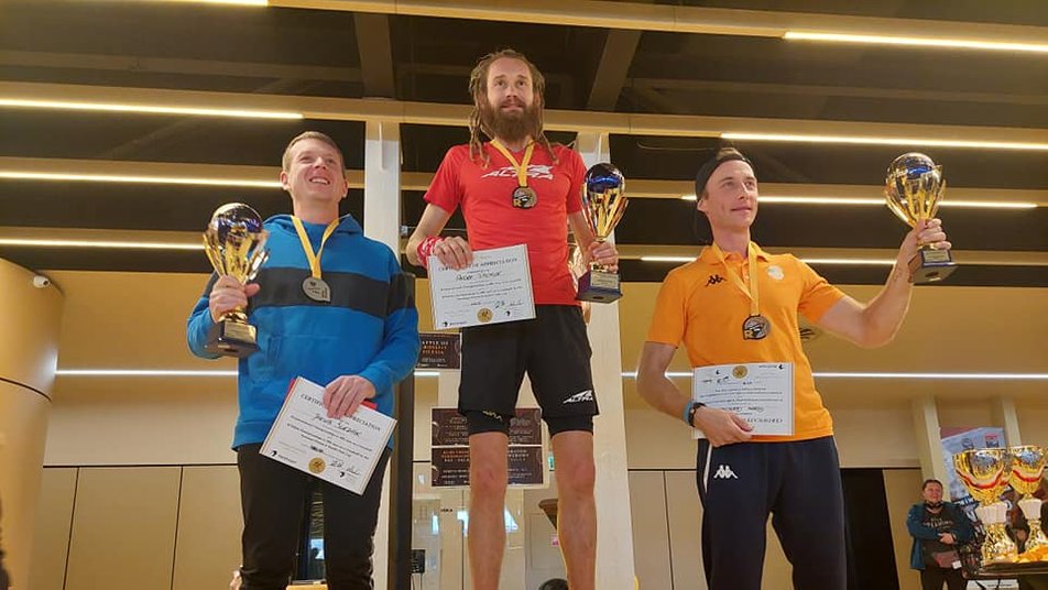 На третьому чемпіонаті світу з бігу на тредмилі у польському місті Забже закарпатець Андрій Ткачук встановив світовий рекорд. 