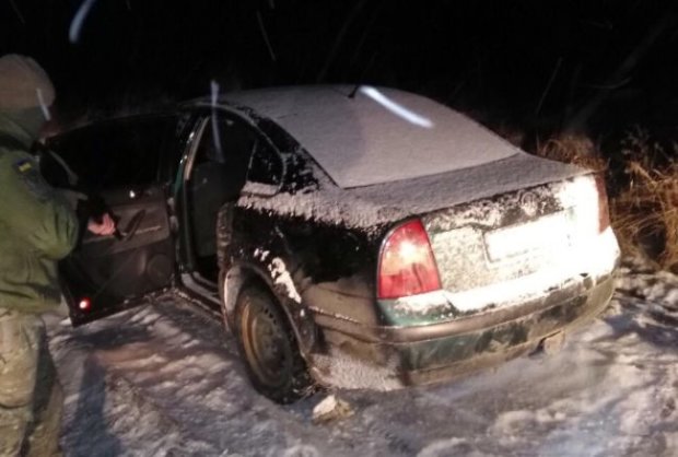 Українські прикордонники у Чернівецькій області обстріляли автомобіль Volkswagen на литовських номерах.