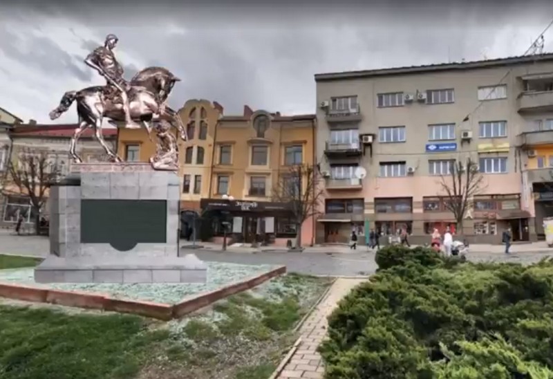 У центрі Мукачева вже кілька днів триває підготовка до встановлення пам’ятника покровителю міста – Святому Мартину. 