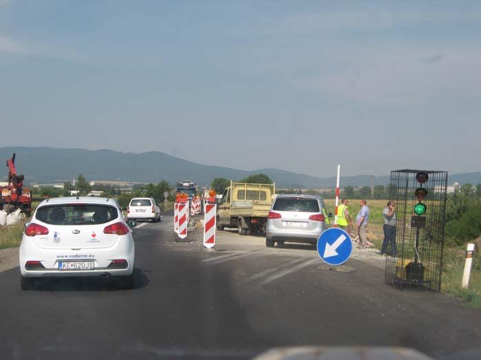В пункте пропуска «Ужгород-Вышне Немецке» Закарпатской таможни ДФС продолжаются работы по расширению стыка дорог пассажирской части.