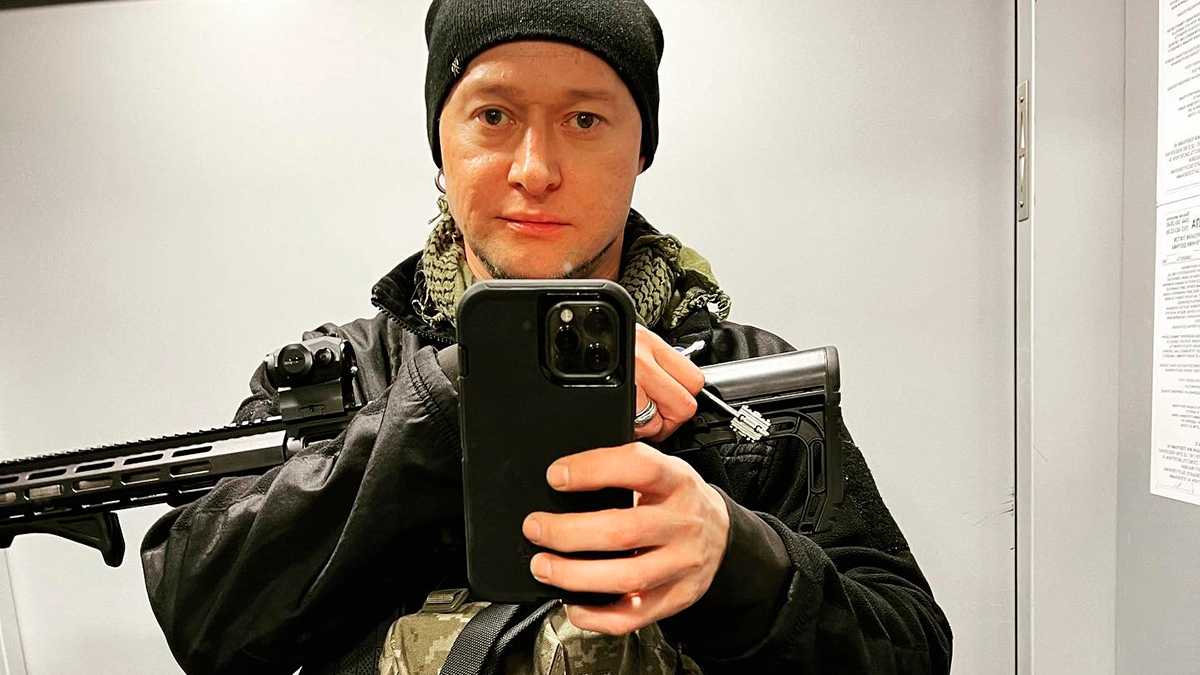 В первые дни войны «Бумбокс» отправился в тероборон Киева. В субботу, 26 марта, фронтмен группы Андрей Хлывнюк попал под минометный огонь и получил ранения в лицо.