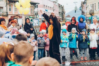 На площі Кирила і Мефодія мукачівським діткам влаштували справжнє свято весни. До них завітали казкові герої. 