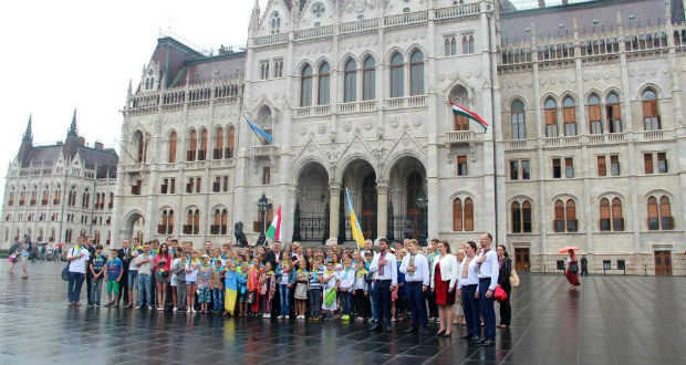 Під час організованого флеш-мобу вони заспівали Гімн держави перед будівлею угорського парламенту. Допомагали їм в цьому камерний хор LeonVoci та оперна співачка Барбара Токач.