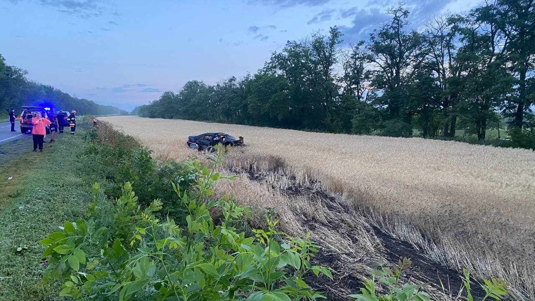 Поблизу селища Новгородка Кропивницького району Кіровоградської області у дорожній аварії загинули троє 17-річних дівчат.