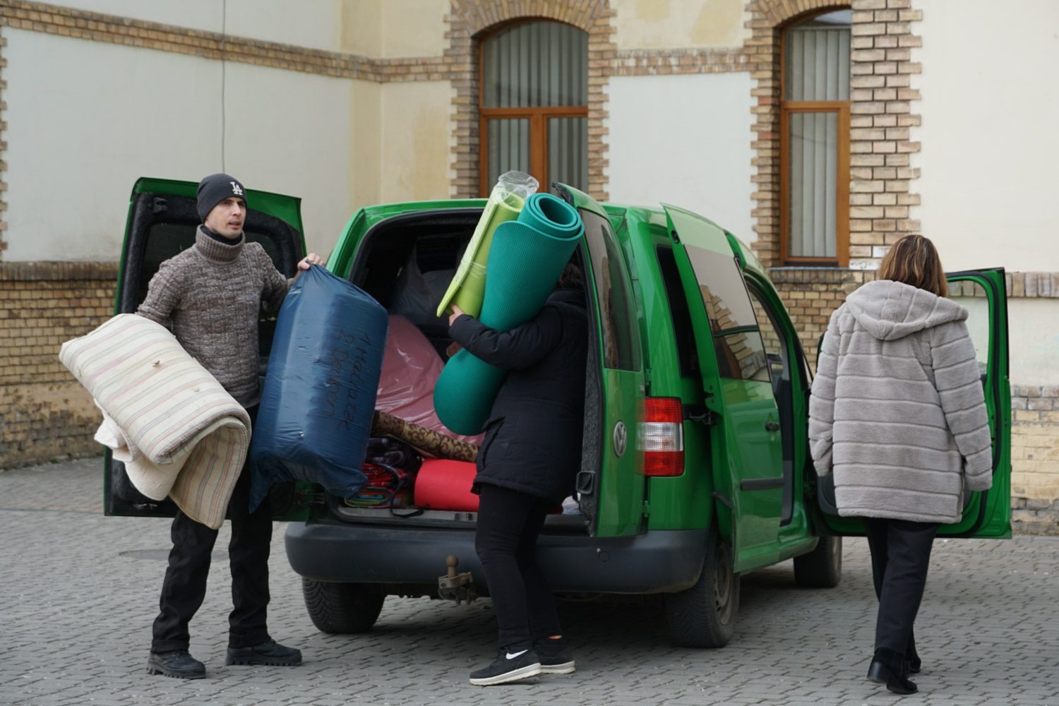 Двічі на день – уранці та ввечері – із центру гуманітарної допомоги в «Совиному гнізді» в Ужгороді розвозять вантажі для пунктів тимчасового розміщення вимушених переселенців