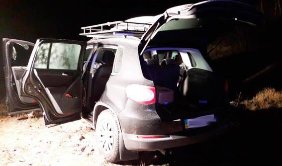 У неділю ввечері на дорозі Житомир - Могилів-Подільський у районі села Гришківці бандити напали на автомобіль Volkswagen Tiguan, у якому двоє бізнесменів везли з Києва 30 кілограмів золотих виробів.