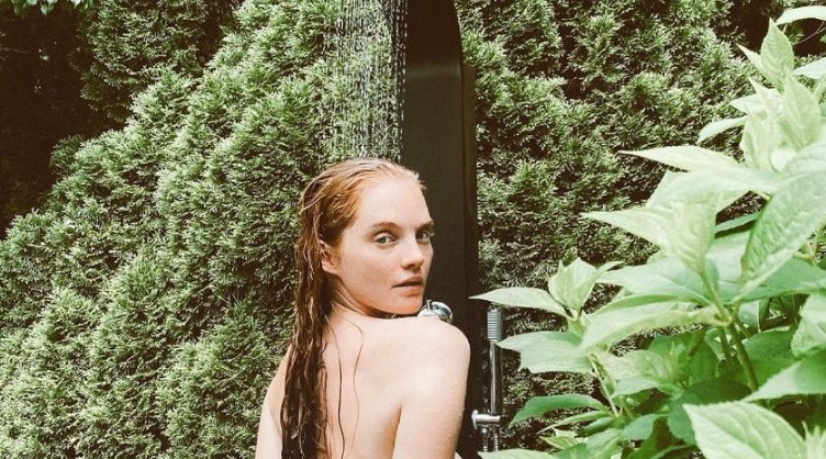 «Голая» модель сделала селфи в своем Instagram, что всколыхнуло воображение ее поклонников.
