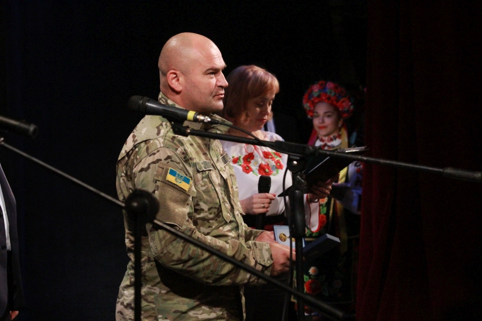 Сегодня в городе по случаю Дня защитника Украины городской голова отметил медалью защитников Отечества.
