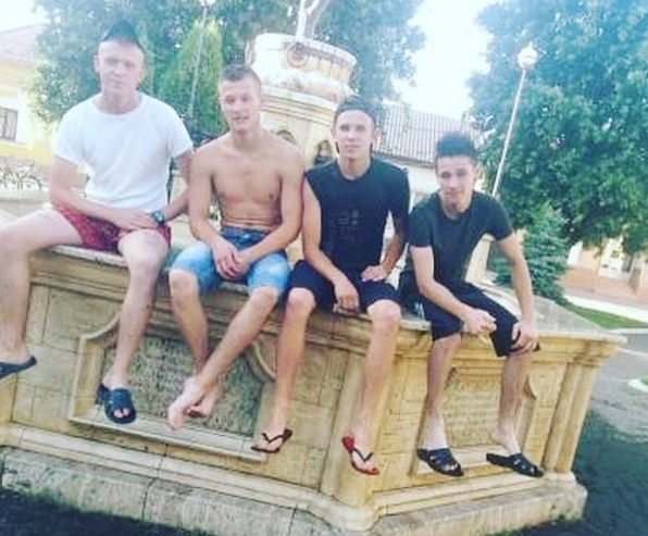 Виноградівський сегмент закарпатського фейсбуку та інстаграму активно обговорює вчинок молодих хлопців, які влаштували купання в місцевому фонтані.