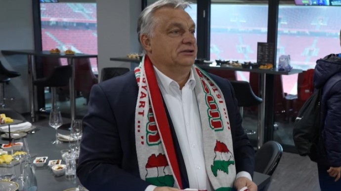 Угорський прем’єр Віктор Орбан прийшов на футбольний матч із шарфом, на якому зображена Угорщина з частиною української території. В українському МЗС відреагували на вчинок Орбана.