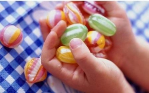 Наркотики роздають дітям під виглядом солодощів.


