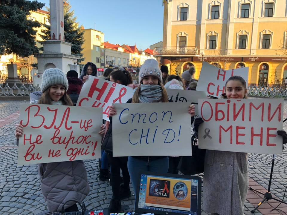 Вчора, на площі Кирила і Мефодія, активні школярі Мукачева (Мукачівська учнівська рада старшокласників) провели акцію проти СНІДу та булінгу!