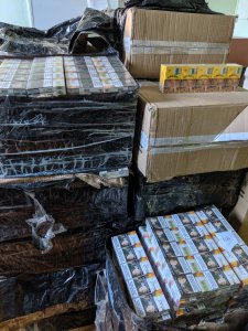 Співробітники податкової міліції ГУ ДФС у Закарпатській області спільно із прикордонниками вилучили з незаконного обігу більше 16 тис. пачок цигарок іноземного виробництва, ввезених в Україну.