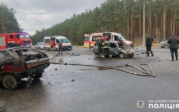 У Хмельницькій області на трасі не розминулися дві машини. У результаті зіткнення є загиблі.