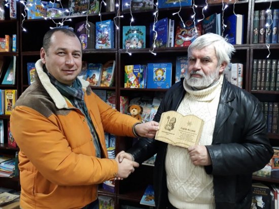 Сьогодні, 19 грудня, в Ужгороді, у книгарні «Кобзар» відбулося вручення нагород традиційного літературного конкурсу «Книга на Миколая», якому передувала святкова акція 