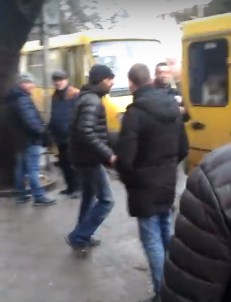 На площі Петефі в Ужгороді сталася бійка між двома чоловіками. Причина - конфліктна ситуація, яка виникла у маршрутці №1.