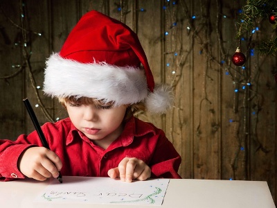 В очікуванні новорічних свят і Різдва дітки в усьому світі пишуть листи з побажаннями подарунків. 