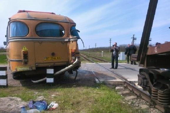 На Херсонщині автобус зіткнувся з локомотивом (ВІДЕО)