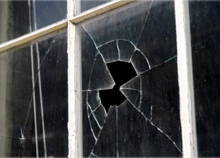 Патрульні виявили чоловіка, який розбив вікно та двері в аптеці.