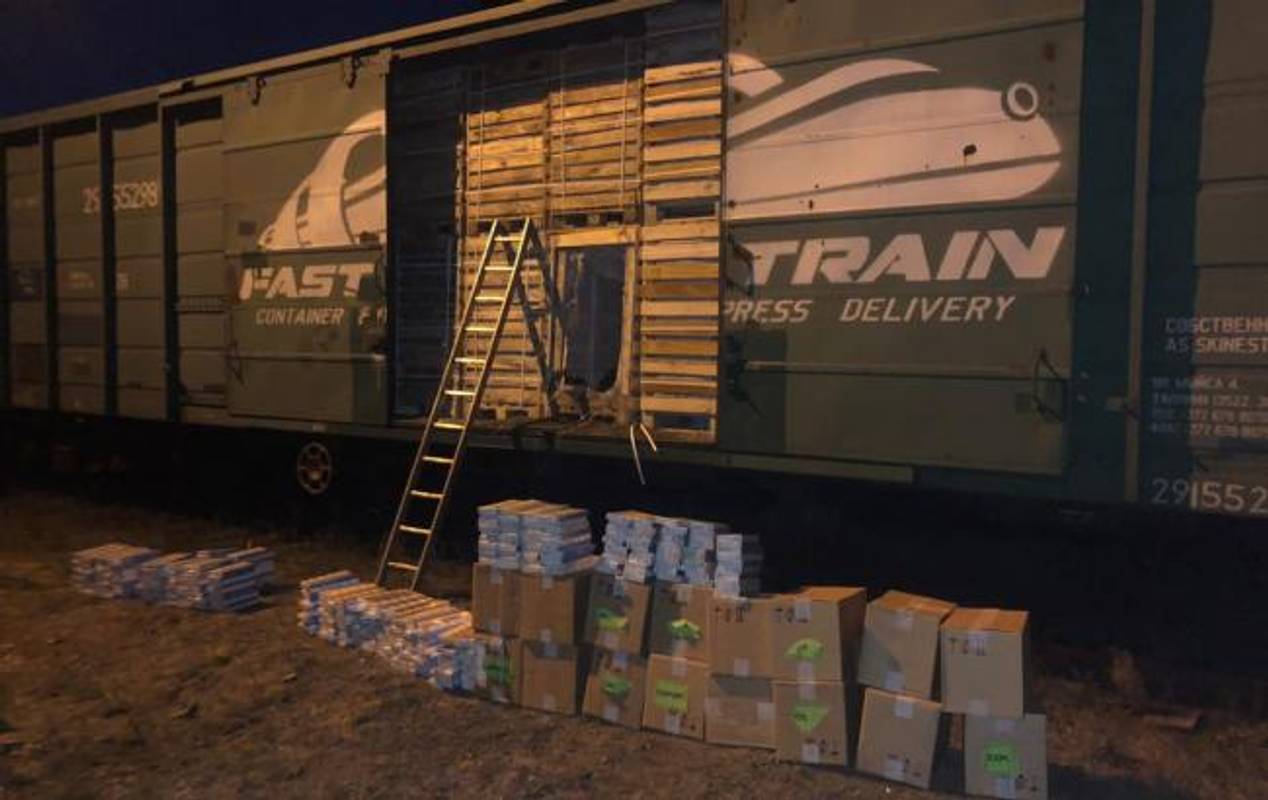 У Закарпатській області прикордонники знайшли у вантажному поїзді велику партію контрабандних тютюнових виробів.