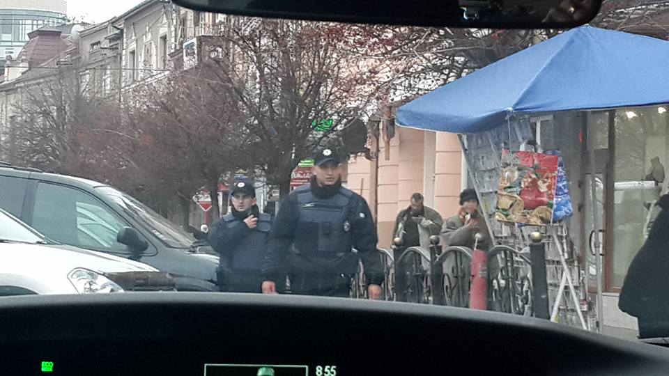 В Ужгороді неправильно припарковані автомобілі забиратиме евакуатор – поліцейська